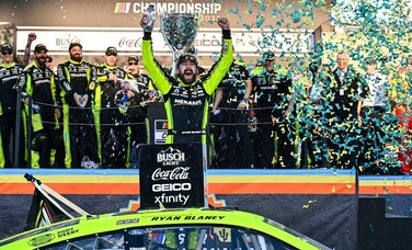Blaney and the No. 12 Ford team celebrate the Cup Series title at Phoenix.